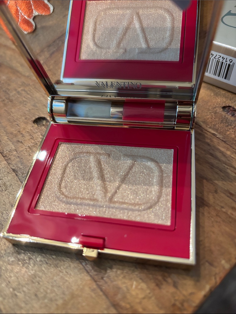 Valentino Eye2Cheek Dual-Use Blush & Eyeshadow — Gold Pearlescent gorgeous case